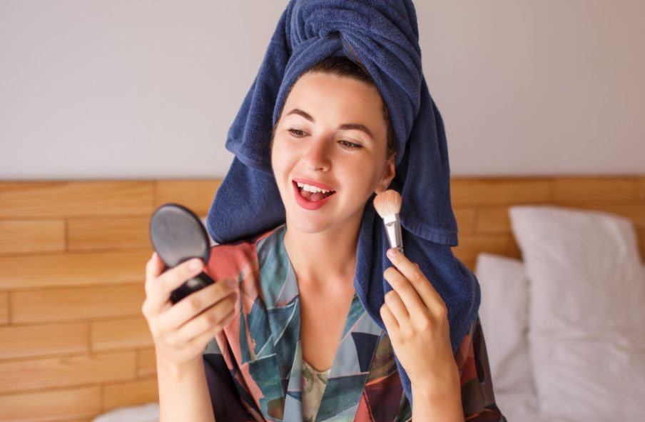 How Do I Apply Foundation Without Making Oily Skin Cakey?