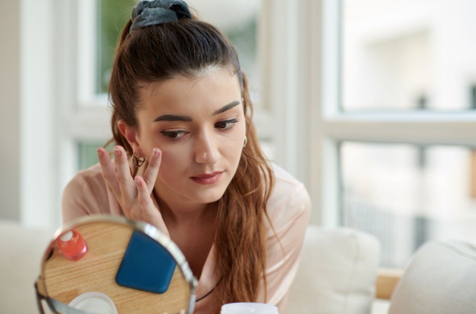 What Foundation Finish Works Best for Dry Skin?
