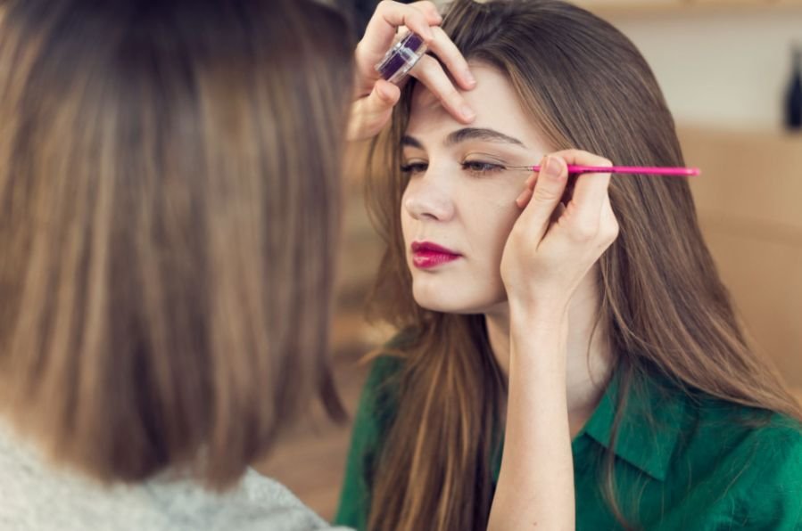 What Is the Best Step-by-Step Eyeshadow Technique for Hooded Eyes?